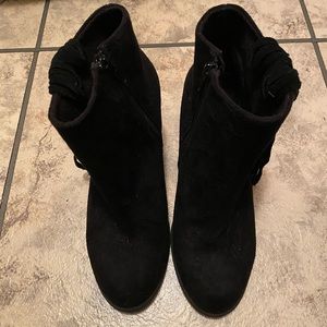 Ankle boots with fringe